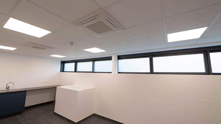 Installation of reversible air conditioning