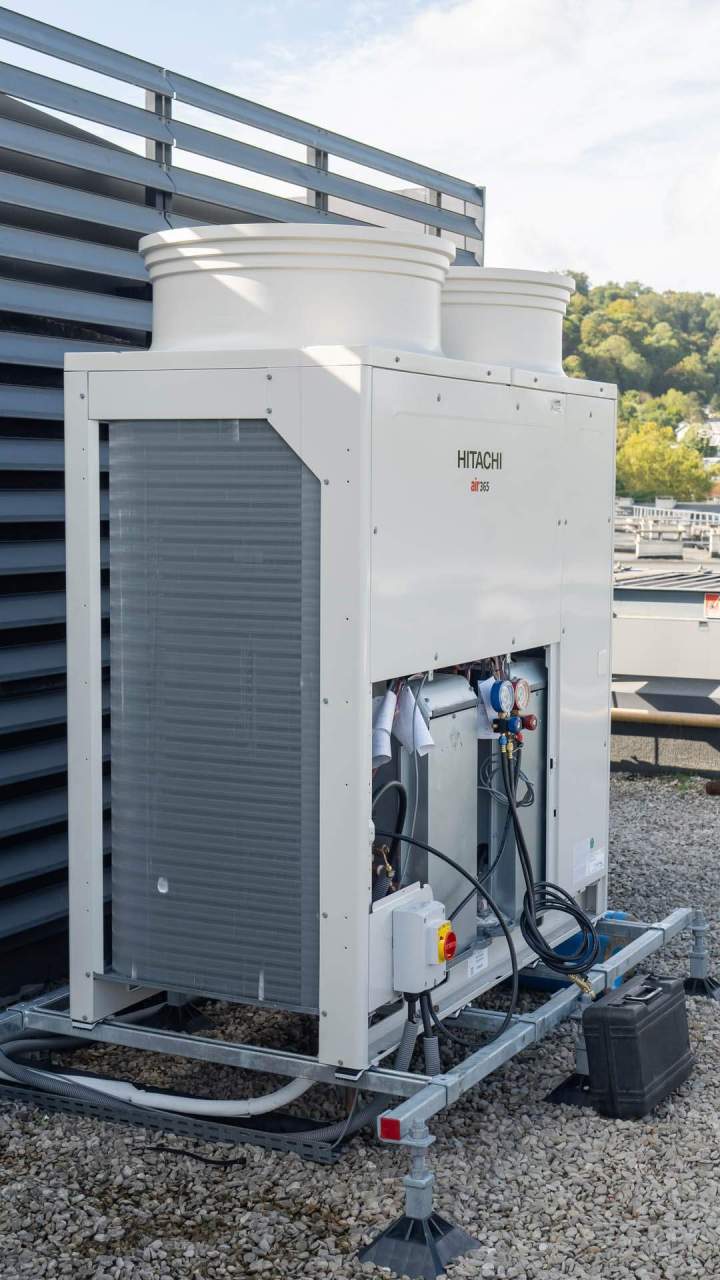 Installation pompes à chaleur piscines en Île-de-France 