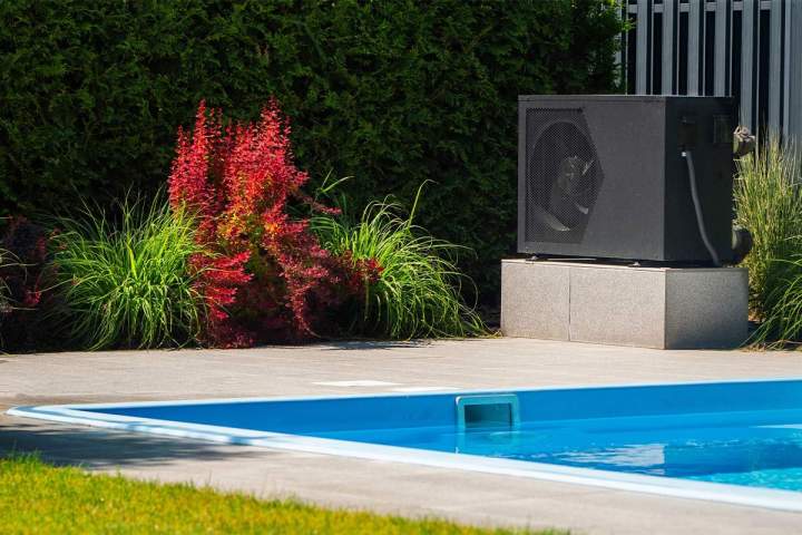 Mise en service de pompes à chaleur de piscine en Île-de-France